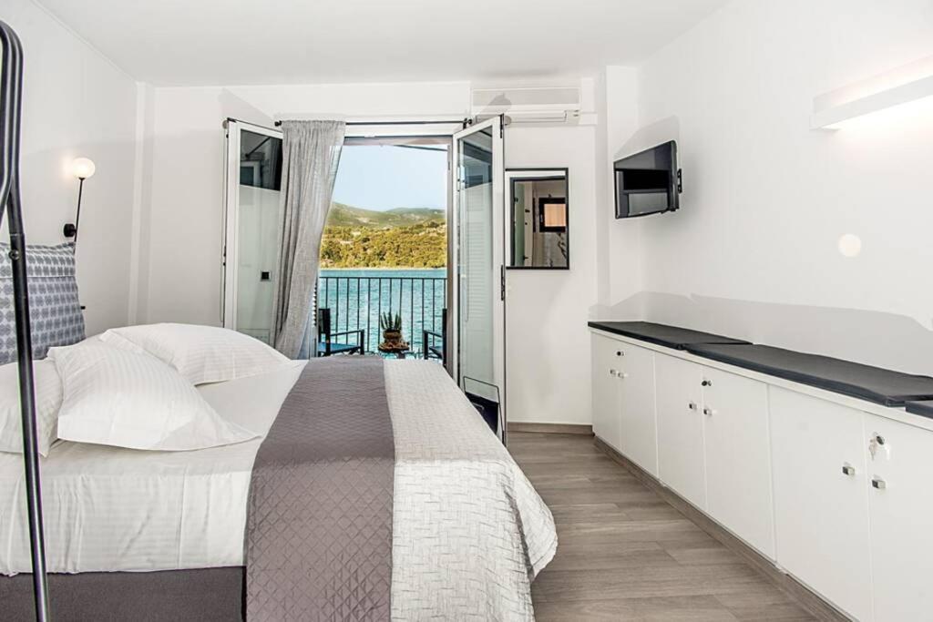 A & B Minimal Suite With Sea View In Argostoli 外观 照片