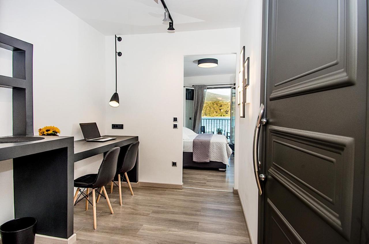 A & B Minimal Suite With Sea View In Argostoli 外观 照片